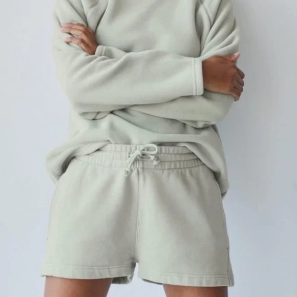 ARITZIA TNA Fleece Boyfriend Shorts Medium *Never Worn* - Picture 6 of 6